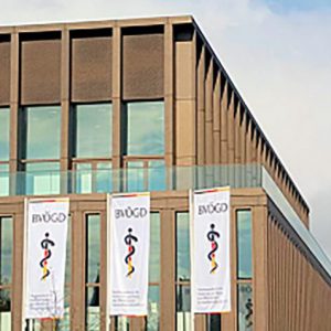 Fahnen BVÖGD vor Kongresshalle Reutlingen - Foto: Andreas Kaunzner