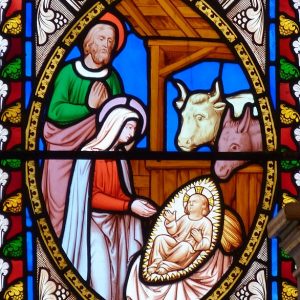 Krippe-Kirchenfenster, Public Domain https://pixabay.com/de/kirche-weihnachten-weihnacht-krippe-1704815/