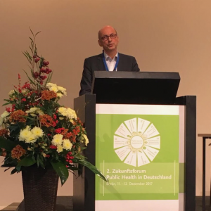 Dr. Johannes Nießen, der 1. Stellvertr. Vorsitzeden des BVÖGD bei einer Keynote
